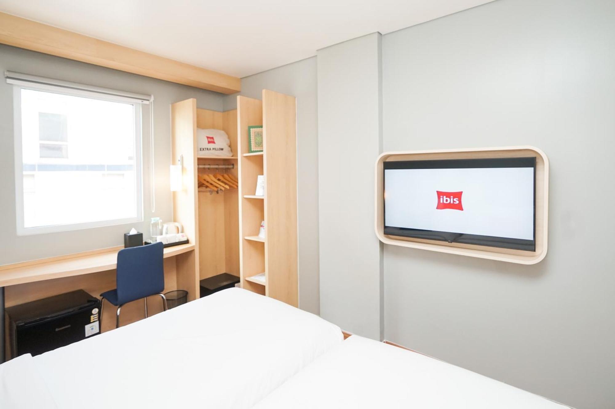 Ibis Jakarta Senen Экстерьер фото