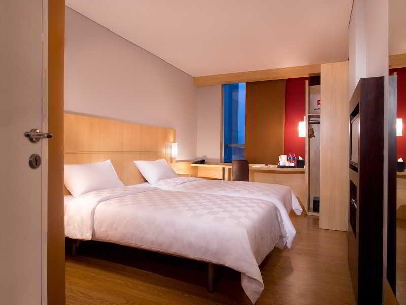 Ibis Jakarta Senen Экстерьер фото