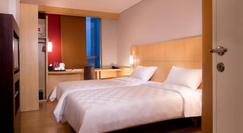 Ibis Jakarta Senen Экстерьер фото
